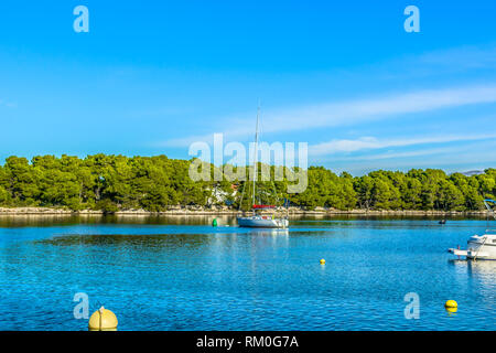 Vista sul mare a baia di marmo vicino a Sibenik town, Mare Adriatico. Foto Stock
