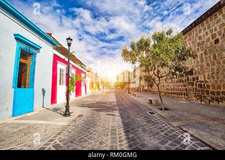 Città di Oaxaca, Scenic vecchie strade di città e colorati edifici coloniali nel centro storico della città Foto Stock