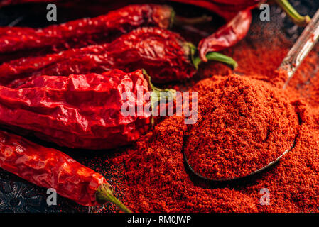 1 cucchiaio di peperoncino rosso in polvere pepe con peperoni secchi Foto Stock