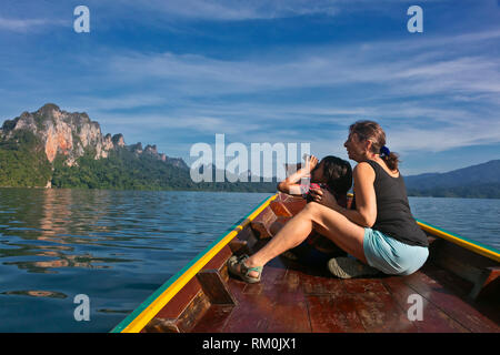 Visitatori osservare gli uccelli sulla LAN CHEOW lago in Khao Sok NATIONAL PARK - Tailandia Foto Stock