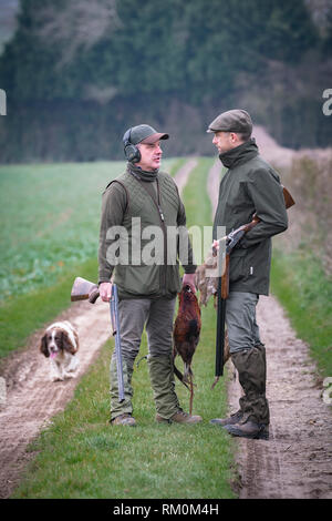 Tradizionale gioco inglese riprese in autunno campagna con la pistola cani. Foto Stock