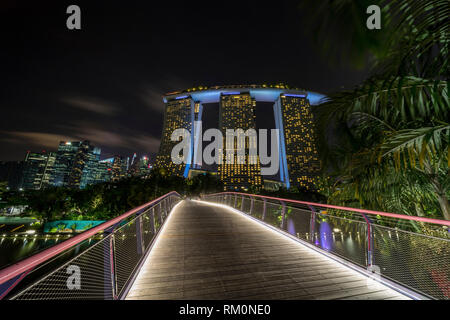 Il Marina Bay Sands si affaccia su lussureggianti giardini tropicali dalla Baia di Singapore. Foto Stock