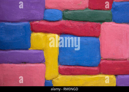 Colorato sfondo d'arte. La parete dipinte di blu, blu, giallo, rosa cremisi, verde, rosso, viola i colori multi-i mattoni colorati Foto Stock