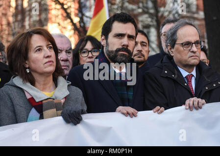 Il catalano presidente regionale Quim Torra (a destra), e il presidente del parlamento catalano Roger Torrent (centro) sono visti tenendo un banner durante la protesta. Protesta a sostegno di cataogna pro-indipendenza leader durante il periodo di prova di 12 indipendentista catalano leader dell' che inizia oggi a Madrid rivolta verso le tasse comprese la ribellione nel corso di un fallito tentativo di secessione sul passato Ottobre 2017. Nove dei leader in carcere in attesa di giudizio. Foto Stock