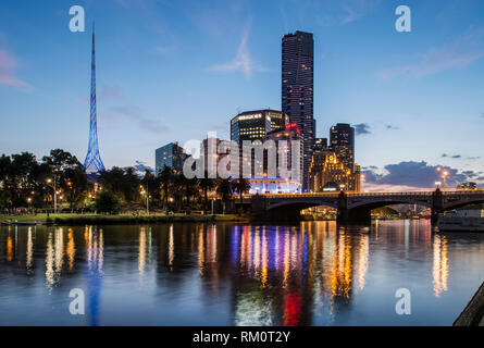 Di notte le luci sulla città di Melbourne. Foto Stock