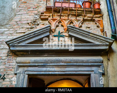 Frontone in dettaglio la voce della Chiesa di chiesa di San Pancrazio, la Città Alta di Bergamo, Lombardia, Italia. Foto Stock