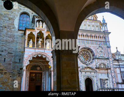 Facciata principale della Basilica di Santa Maria Maggiore e la Cappella Colleoni. Vista dal portone del Palazzo della Ragione palazzo. Piazza del Duomo a Foto Stock