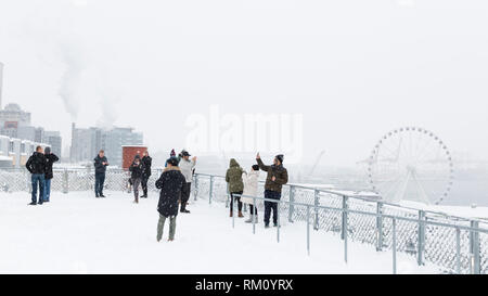 Seattle, Washington: i visitatori si radunano in Pike Place MarketFront come una forte tempesta di neve ricopre la città in sei pollici di neve. Foto Stock