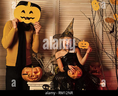 Festa di Halloween concetto. Padre e figlia con decorazioni di Halloween Foto Stock