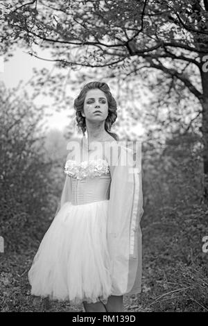 Saluto l'estate. La bellezza naturale e la terapia termale. Primavera. previsioni meteo. Estate ragazza alla struttura ad albero in fiore. Donna con molla il trucco di moda. faccia Foto Stock