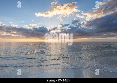 Impostando la luce del sole sulla spiaggia a piedi nudi e il Golfo del Messico, Naples, Florida, Stati Uniti d'America Foto Stock
