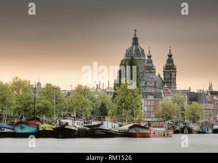 Architettura e barche lungo Canal, Venezia, Italia Foto Stock