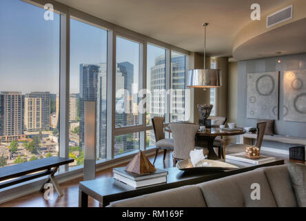 Sala da pranzo con vista in alto edificio di lusso appartamento Foto Stock