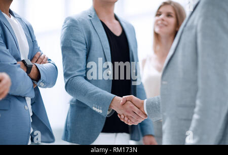 I manager di successo si stringono la mano dopo la chiusura della trattativa in ufficio Foto Stock