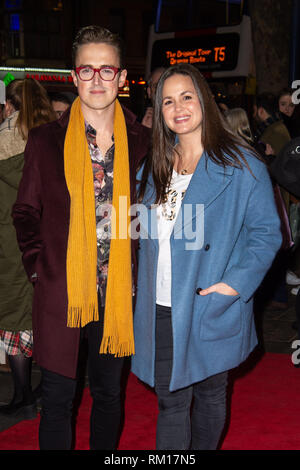 Tom e Giovanna Fletcher frequentando il premere notte di Rip It fino al Garrick Theatre di Londra centrale. Foto Stock