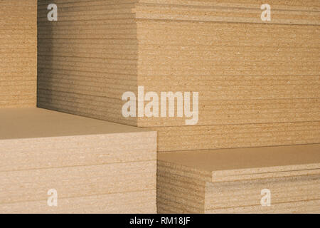 Pile di pannelli di legno compensato Foto Stock