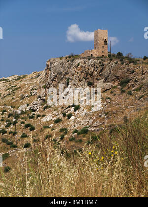 Torre su una scogliera in mani, Grecia sotto il cielo blu a luce del giorno Foto Stock