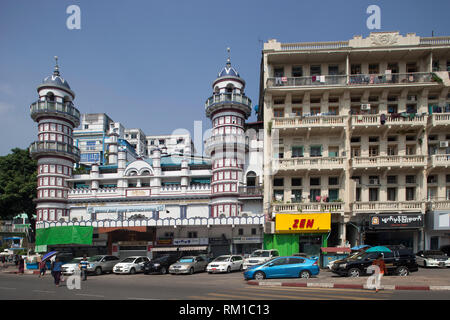Gli edifici coloniali in Sule Pagoda Road, nel centro città, Yangon, Myanmar, Asia Foto Stock