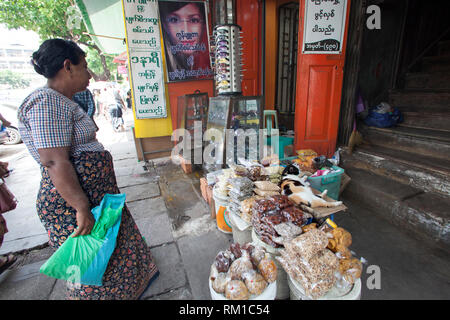 Mercato di Mahabandoola road, Sule Pagoda centro citta', Zona, Yangon, Myanmar, Asia Foto Stock