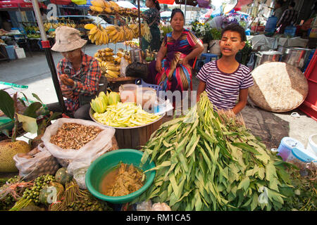 Mercato nella 26th Street, Sule Pagoda centro citta', Zona, Yangon, Myanmar, Asia Foto Stock