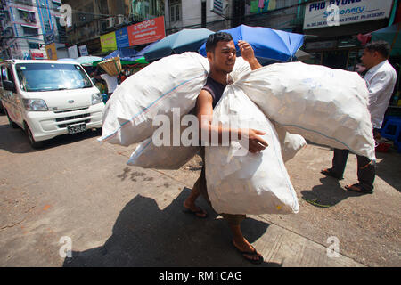 Lo spallamento del trasporto di merci, il mercato nel 26th street, city centre, Yangon, Myanmar, Asia Foto Stock