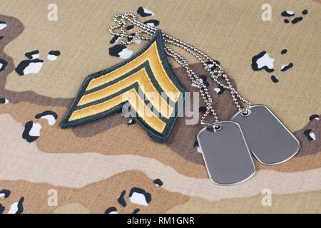 Maggio 12, 2018. US Army sergente rank patch e dog tag su deserto battaglia uniforme del vestito Foto Stock