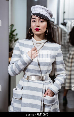 Giovani asiatici trasmissione via IR di donna con rossetto rosso fiduciosi Foto Stock