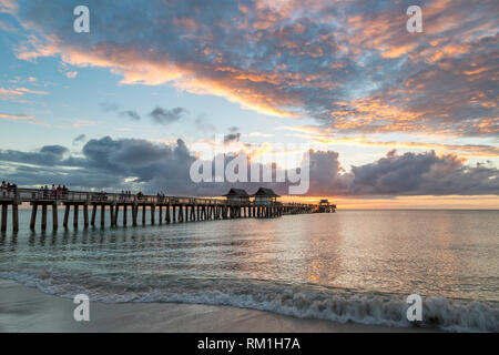 Tramonto sul Golfo del Messico presso il Molo di Napoli lungo la costa del Golfo della Florida, Naples, Florida, Stati Uniti d'America Foto Stock