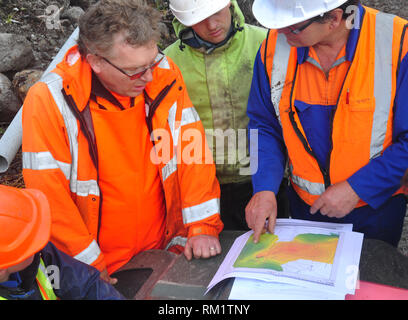 I geologi discutere l'olio-formazione del cuscinetto di essere esplorato in una riflessione sismica indagine sulla costa ovest della Nuova Zelanda Foto Stock