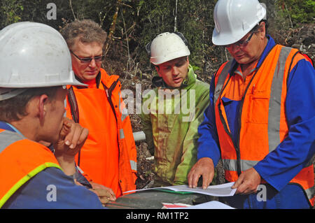 I geologi discutere l'olio-formazione del cuscinetto di essere esplorato in una riflessione sismica indagine sulla costa ovest della Nuova Zelanda Foto Stock
