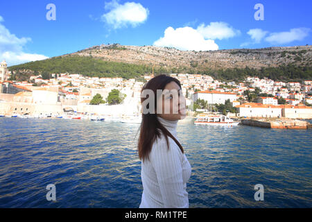 Ragazza sentire il mare Adriatico in Croazia Foto Stock