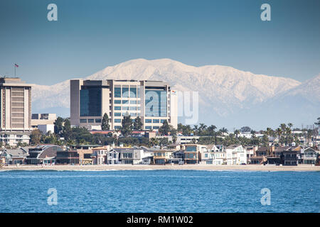 Hoag Hospital di Newport Beach, Orange County, California, Stati Uniti d'America. Un inverno vista presa nel febbraio 2019 con la Snow capped montagne di San Gabriel . Foto Stock