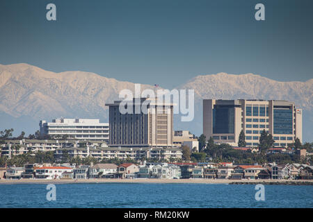 Hoag Hospital di Newport Beach, Orange County, California, Stati Uniti d'America. Un inverno vista presa nel febbraio 2019 con la Snow capped montagne di San Gabriel . Foto Stock