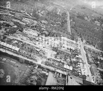 Danni della bomba a Londra, Inghilterra, Aprile 1945 vista aerea da ovest del danno risultante da una V2 di missili a razzo che è esplosa nella zona di Boleyn e Priory strade, Upton Park, East Ham, London E6, Inghilterra alle 10.30 del 28 gennaio 1945. Sedici persone sono state uccise, ventisette gravemente feriti e sessantanove leggermente ferito. 5 case sono state completamente distrutte, 16 parzialmente demolito e un ulteriore 59 furono gravemente danneggiati. Foto Stock