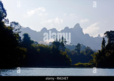 Formazioni carsiche luogo al di fuori della LAN CHEOW lago in Khao Sok NATIONAL PARK - Tailandia Foto Stock