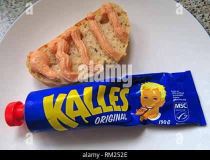 Un tubo blu di Kalles originale, merluzzi salati roe (Gadus morhua), zucchero, olio di canola e spezie, schizzato su pane fresco, svedese IKEA Food Foto Stock