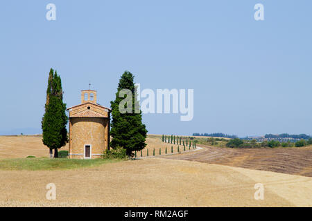 Isolata chiesa in Toscana colline, paesaggio italiano. Chiesa della Madonna di Vitaleta Foto Stock