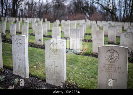 POZNAN, Polonia - 2 gennaio 2019: lapidi dei caduti della seconda guerra mondiale i soldati al Commonwealth War Graves cimitero di Poznan, Polonia. Foto Stock