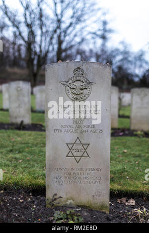 POZNAN, Polonia - 2 gennaio 2019: lapidi dei caduti della seconda guerra mondiale i soldati al Commonwealth War Graves cimitero di Poznan, Polonia. Foto Stock