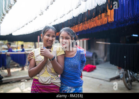 MANDALAY, MYANMAR - 11 gennaio 2016: le donne non identificato in una piccola fabbrica di seta nella periferia di Mandalay, Myanmar il 11 gennaio, 2016 Foto Stock