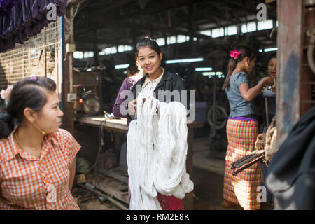 MANDALAY, MYANMAR - 11 gennaio 2016: le donne non identificato in una piccola fabbrica di seta nella periferia di Mandalay, Myanmar il 11 gennaio, 2016 Foto Stock