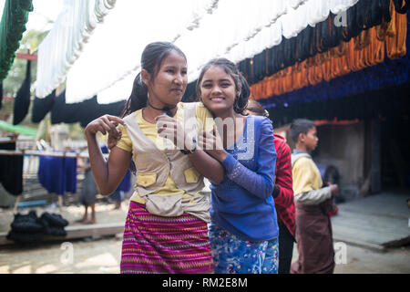 MANDALAY, MYANMAR - 11 gennaio 2016: le donne non identificato in una piccola fabbrica di seta nella periferia di Mandalay, Myanmar il 11 gennaio, 2016 Foto Stock