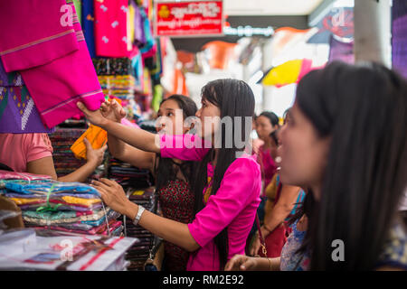 YANGON, MYANMAR - Gennaio 3, 2016: Un non ben identificato le donne abiti di prelievo al mercato di Yangon, Myanmar. Foto Stock