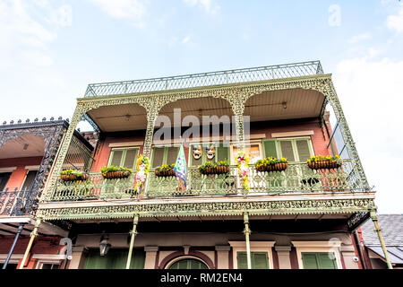 New Orleans, Stati Uniti d'America - 23 Aprile 2018: città vecchia Royal street in Louisiana famosa città in serata con dei balconi in ferro e pianta verde colori Foto Stock