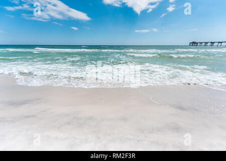 Fort Walton Beach, Stati Uniti d'America Okala Isola Molo Pesca in Florida Panhandle sul Golfo del Messico durante la giornata soleggiata con onde si infrangono sulla riva e bianco s Foto Stock