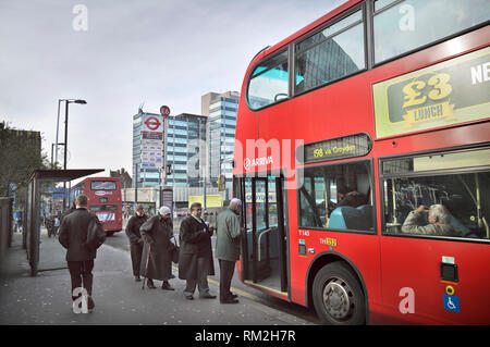 Senior attesa di persone a bordo di un autobus a Croydon, South London, England, Regno Unito Foto Stock