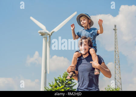 Padre figlio che porta sulle spalle e agitando le braccia come un mulino a vento Foto Stock