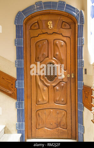 Barcellona, Spagna - 06 Luglio: Decorative porta di legno in Casa Batllo su luglio 06. 2015 a Barcellona, Spagna. Il capolavoro architettonico di Antonio Gaudi Foto Stock