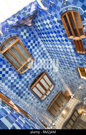 Barcellona, Spagna - 06 Luglio: Decorative facciata interna della Casa Batllo su luglio 06. 2015 a Barcellona, Spagna. Il capolavoro architettonico di Antonio Gaud Foto Stock