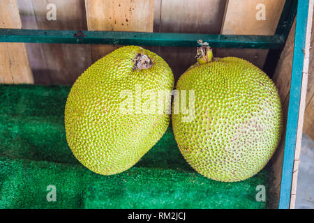 Pila jackfruit fresco per la vendita nel mercato. Fresca frutta tailandese per la vendita nel mercato di strada Foto Stock